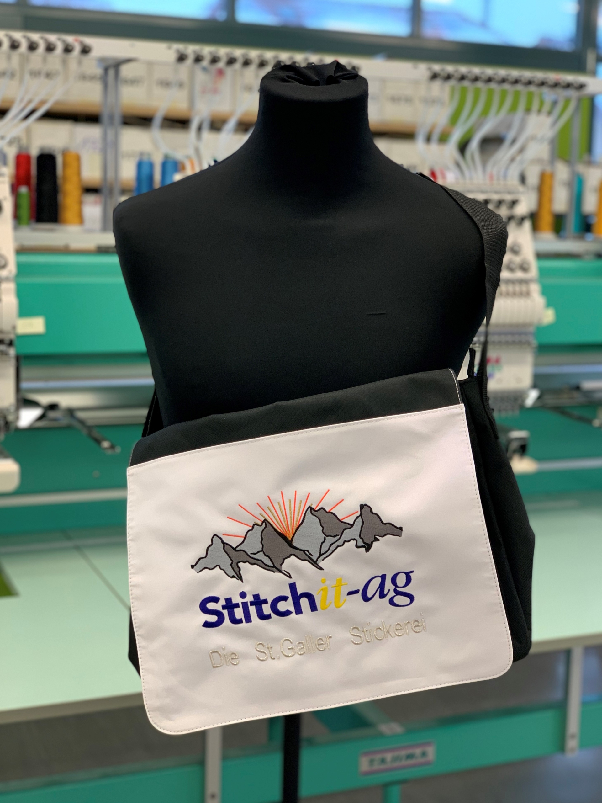 IMG E5844 scaled Stitchit AG - Die St. Galler Stickerei