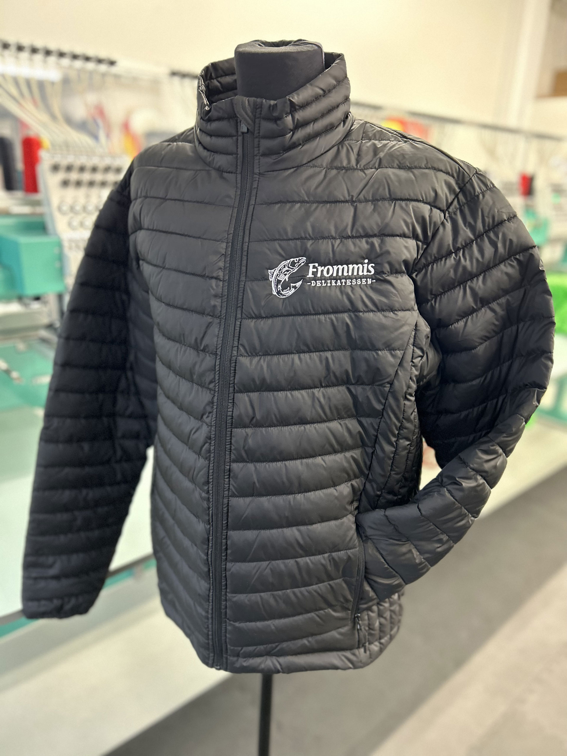Frommis Jacke Stitchit AG - Die St. Galler Stickerei