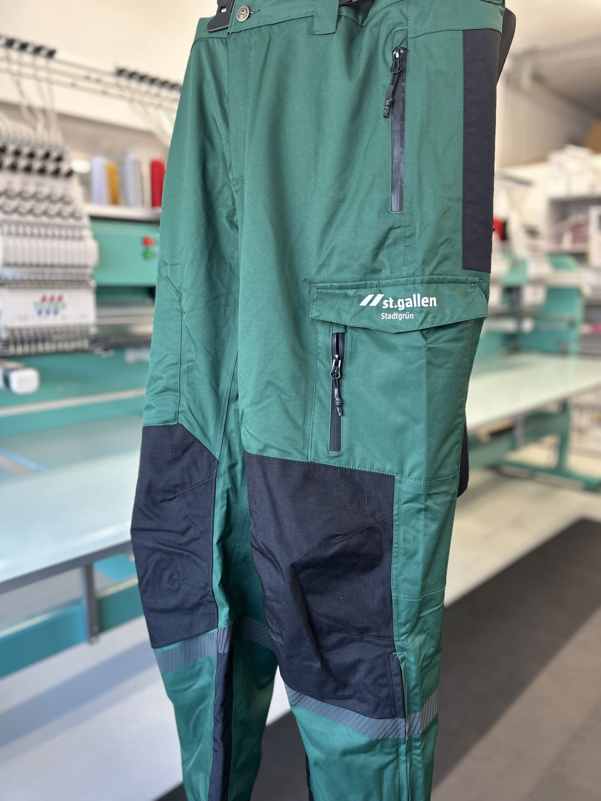 Stadtgruen Regenhose Stitchit AG - Die St. Galler Stickerei