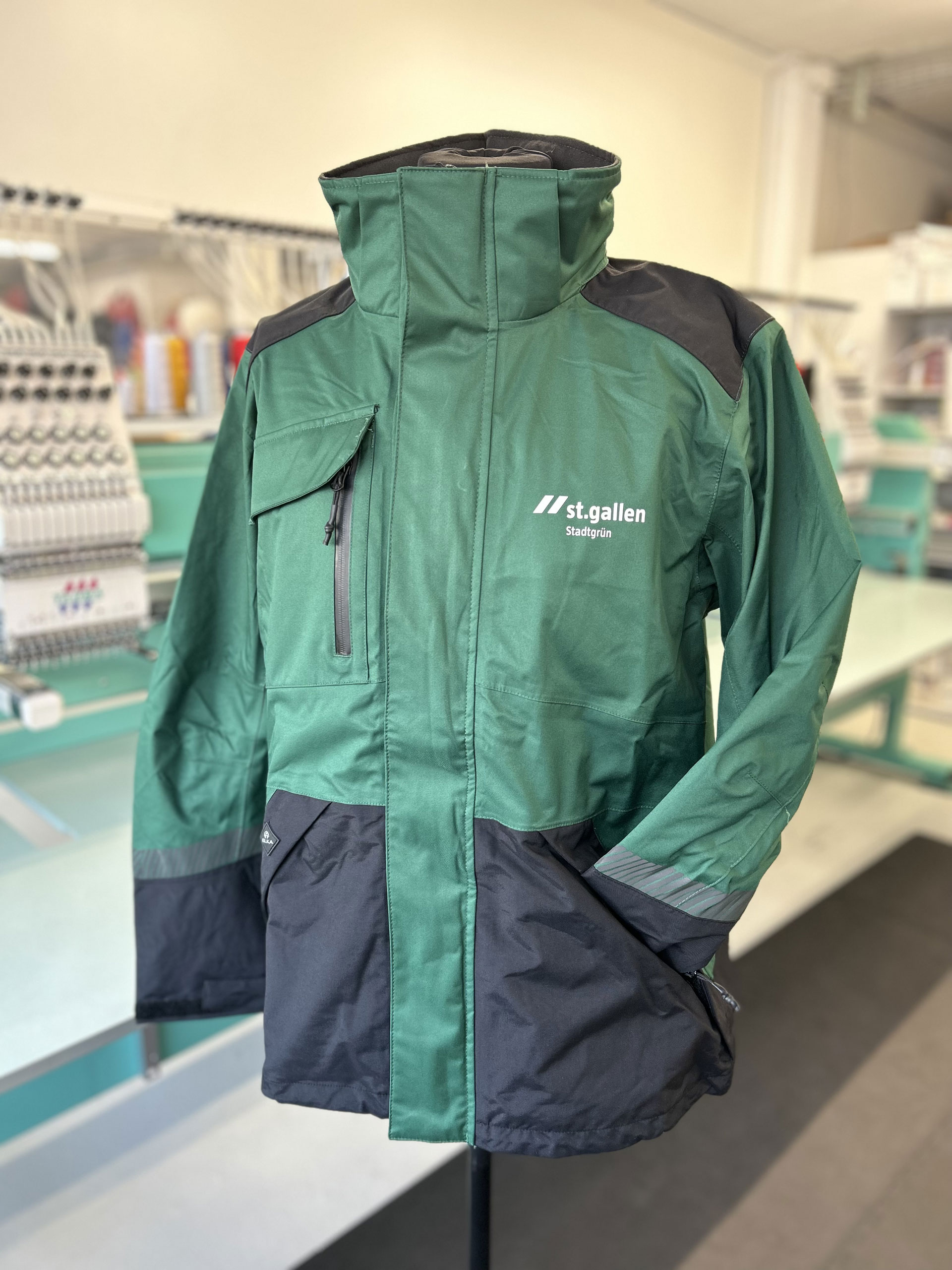 Stadtgruen Regenjacke Stitchit AG - Die St. Galler Stickerei
